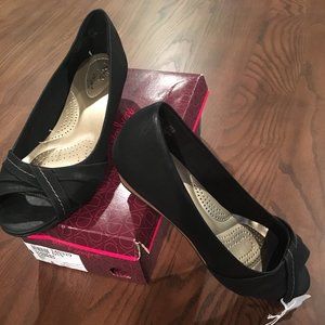 Womens Wedge Shoe (NIB), size 8
